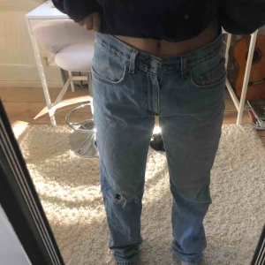  - Säljer dessa assscoola jeansen från Levis för att de är lite för långa på mig jag är 160. W31 L32. De har en fläck över hålet därav priset. 