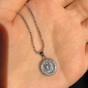 Silver halsband - Väldigt fin halsband i färgen silver, aldrig använd därmed i ny skick! 