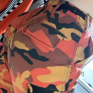  - Skitsnygga, skitsköna, jättebra framfickor och fickor på benen, snören vid foten, går att reglera storleken i midjan, köpte för 500, storlek S men passar mig som oftast har M, frakt ingår inte.