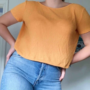  - Gul t-shirt med öppen rygg