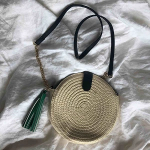  - Söt väska med snygga gulddetaljer och en liten tassel. Oanvänd och i fint skick. Skriv om frågor finns! Frakt tillkommer