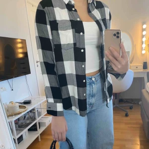  - Svartvit skjorta från hm i nyskick! Använd ca 1-2 gånger. Vid frakt tillkommer en kostnad på 40 kr :) Skriv till mig för fler bilder eller om ni har frågor!🥰