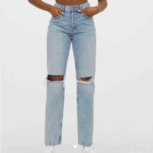  - Intressekoll på dessa snygga byxor! Påminner om de populära jeansen från Zara, o är lite raka nedtill. Använda endast 2gånger:))