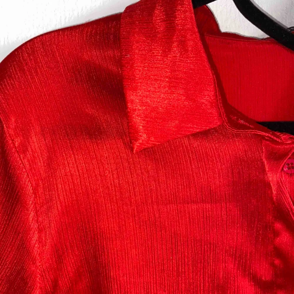 Så fin skjorta ifrån NaKd med fina detaljer. Går och styla på så många sätt. Känner dock inte mig bekväm i rött tyvärr, därför säljer jag den.. Blusar.