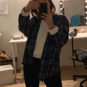 Skjorta - Skjorta från Brokers. Har använt den som oversize skjorta till Hoddies o linnen, vilket den passar perfekt till💗