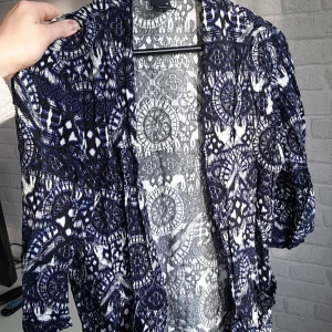 Mönstrad tunn jacka - En tunn topp/"jacka" med fin mönster från Gina tricot. Använd få gånger. Frakt tillkommer.