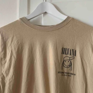  - Silvana Imam merch. Köpt 2017 och finns inte att köpa längre! Använd men i bra skick!  Kan mötas i sthlm annars står köpare för frakt!