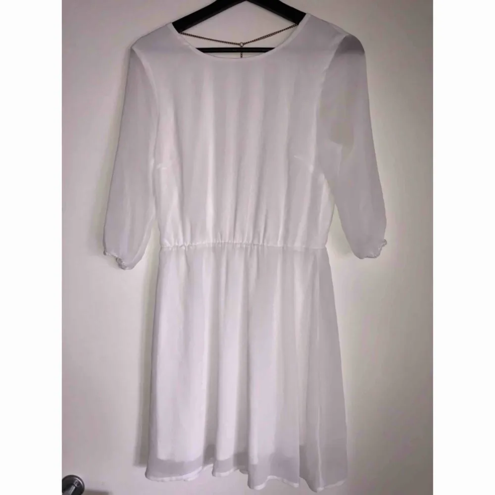 Superfin vit klänning ifrån Bik Bok med gulddetalj i form av kedja i ryggen, 80 kr inklusive frakt . Klänningar.