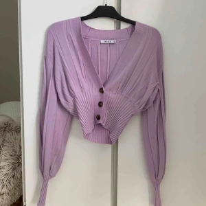  - FRI FRAKT! Superfin kofta från NAKD. Använd kanske 2-3 gånger max. Säljer då den inte kommer till användning 