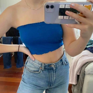 - En blå tubtopp från topshop. Storlek xs/s, eftersom det är stretching i det. 
