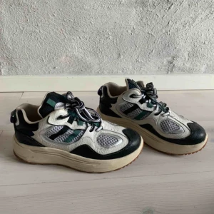  - EYTYS JET TURBO.   Feta sneakers från Eytys. Endast använda någon enstaka gång. Nypris 2500 kr. 