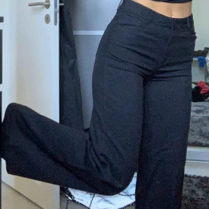  - Snygga vida byxor i kostym/ jeans material , Nypris 699 säljer för 200, aldrig använda 