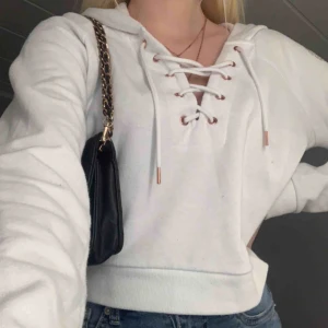  - Hoodie från Guess, köpt i USA. Passar även mig som brukar ha strl S. Nypris: 429kr