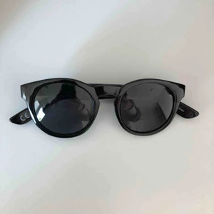  - Svarta solglasögon 