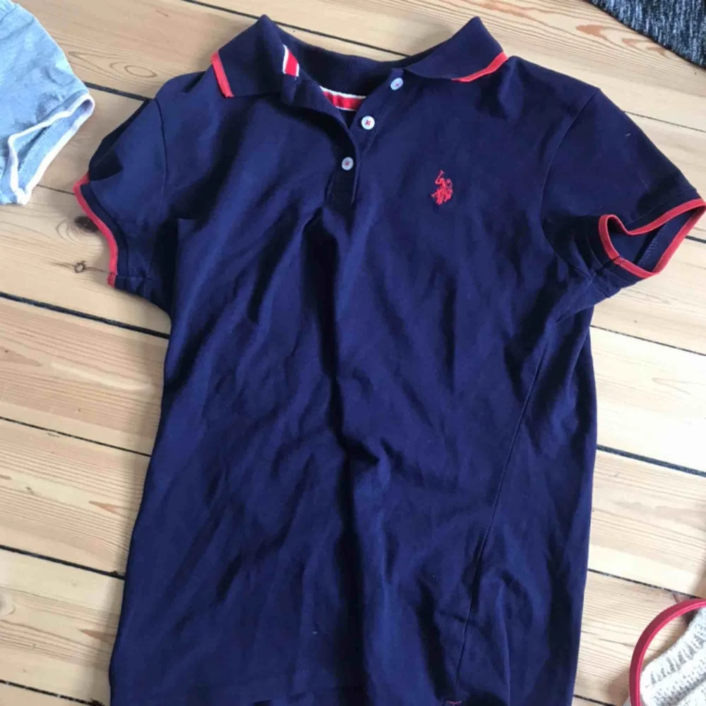 Äkta polo Ralph Lauren skjortor Den blå är i M och den grå är i S 75kr/styck eller båda för 120kr. Skjortor.