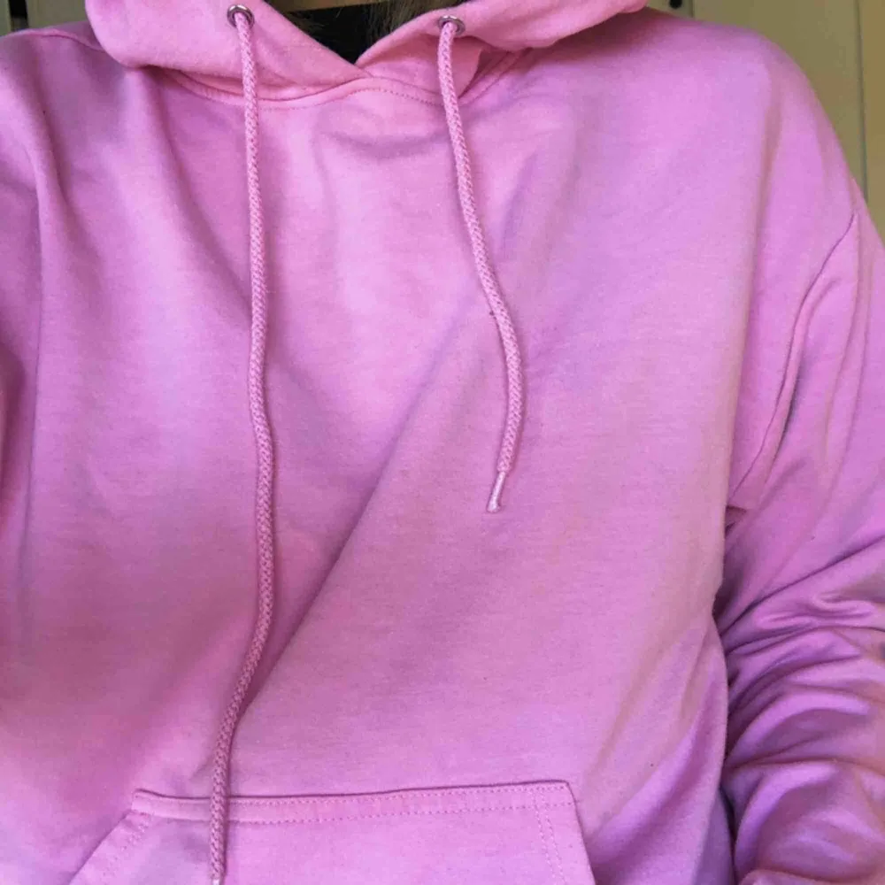 Jättefin hoodie från Stay, liten i storleken så skulle säga att den passar S💕fint skick. Hoodies.