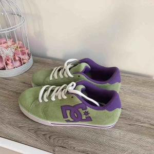  - Jättefina DC skor  •Använda 1 gång, som nya •Storlek 39 •300 kr •Material: äkta läder  📍Kan mötes upp i Mölnlycke 📮Kan skickas mot fraktkostnad 🚫Djurfritt och rökfritt hem