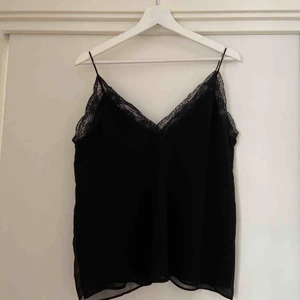  - Linne från Zara i strl S. Rak i passformen men väldigt fin över axlarna.  