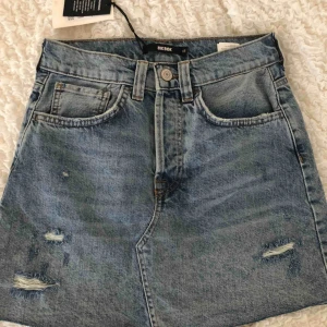  - Kjol ifrån Bikbok, aldrig använd, men prislapp på. Stolek Xs. Köparen står för frakt 