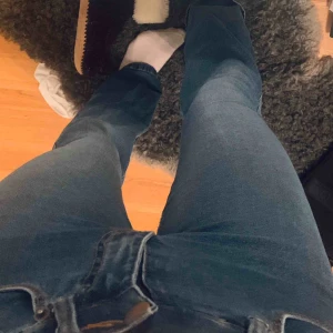  - Jätte fina blå bootcut byxor, säljer pga försmå. Köparen står för frakt:)