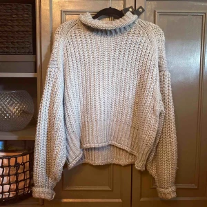  - 🌿Måste nu, pga platsbrist, sälja en stor del jättefina kläder, väskor och skor. Bra pris och mycket är i nyskick*  🌿Skickas billigt över hela Sverige (ca 18-36kr frakt) eller lämnas över i centrala Göteborg      