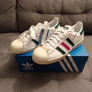 Adidas Superstar - Helt oanvända. Skriv för fler bilder. Kan fraktas om köparen står för kostnaden. Storlek 42.