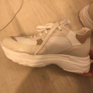  - Jätte fina skor från nakd men kommer aldrig till användning.Använda 2 gånger så lite smutsiga under men ska tvätta bort det mesta jag kan.Köparen står för frakten!🥰