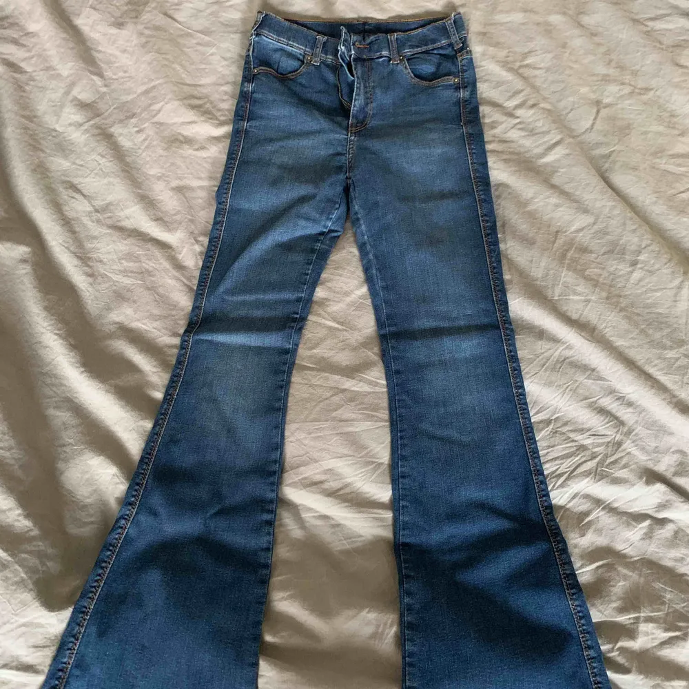 Superfina blåa jeans från DR DENIM. Köpte för ca 1 år sedan men i så bra skick då dem knappt är använda! Modellen heter Macy Flared. Pris är inklusive frakt! . Jeans & Byxor.