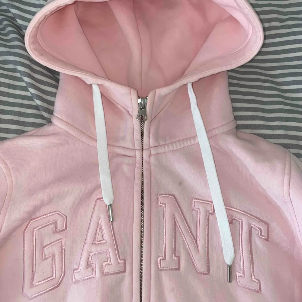 Super fin Gant hoodie i en rosa härlig färg. Storlek Xs men passar även en S.  Använd en gång, har litet märke (se bild) inget man tänker på.   Vid snabb affär kan jag gå ner vid pris. . Tröjor & Koftor.