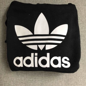  - Sportig adidas tröja, har använt ett fåtal gånger men väldigt bra skick. Den är i storlek 164-170. Passar bra  till träning men man kan använda det till vardags också!😊😊