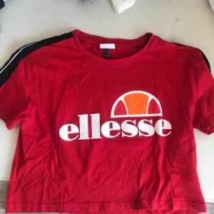  - 💙💙Skriv privat för mer info om plagget. Frakten är oftast 63kr med postkort skicka lätt men om det är mindre plagg=billigare. Är öppen för byte. Paketpris går att fixa!! Tveka inte att höra av er vid frågor!! 🥰🥰🥰