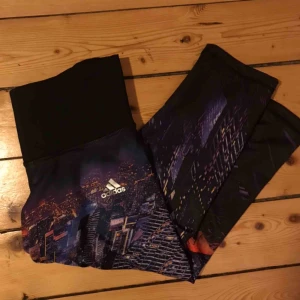  - Adidas träningstights som går till knäna i grymt coolt mönster! ✨ aldrig använda