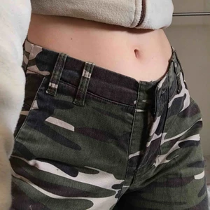 Militärbyxor - Militärbrallor i unisexmodell. Skulle säga att de är en manlig XS och mer som en kvinnlig S. De är i bra skick, inga synliga slitningar utöver lite på knappen. Betalning via swish innan paketet skickas och frakten(63kr) är inräknad i priset ❤️