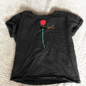  - Cool tröja från New yorker, saxen är i riktig metall, ej använd så mycket. 