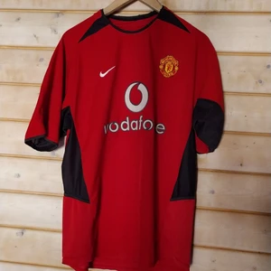 Manchester united merch 2004  - I använt skick klassisk fotbollströja. 