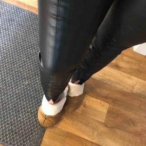  - Populära skinnbyxorna från zara med slits, stl L men väldigt små i storlek så passar mig som brukar ha S/M i byxor 