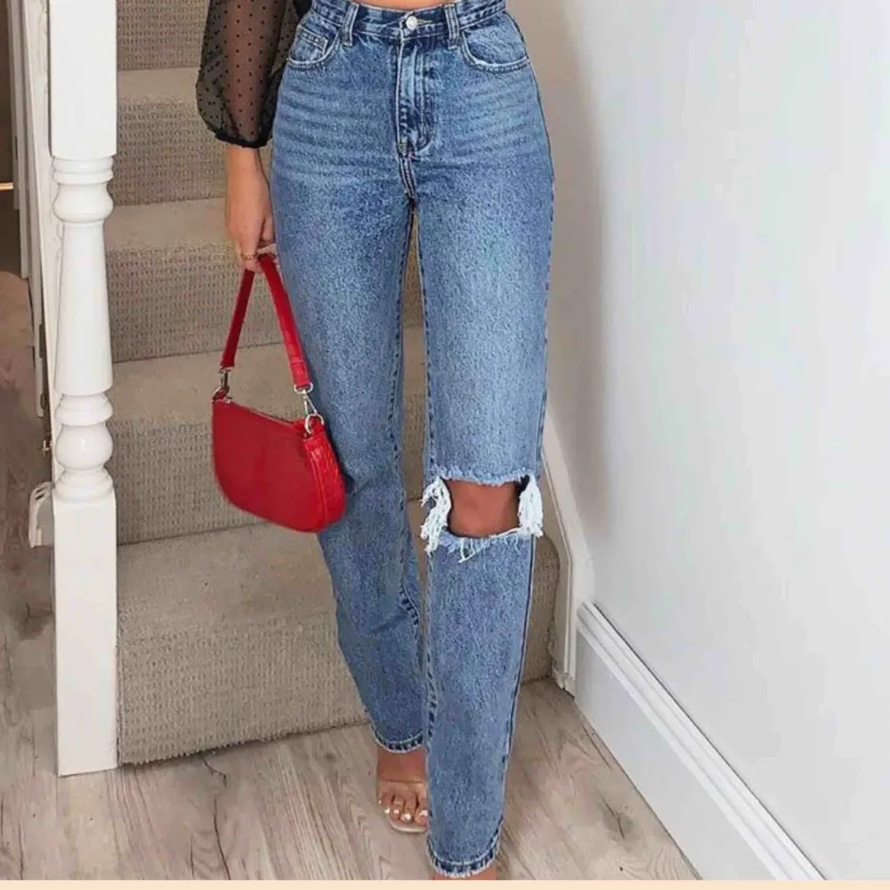 Säljer dessa populära jeans , helt nya oanvänd  har de i 36 💜💜  . Jeans & Byxor.
