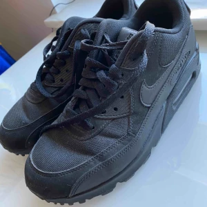 - Säljer mina svarta nike air max 90! Hur sköna som helst men säljer de pga att jag ej använder dem. Använda max 3-4 gånger!✨🦋Finns i Karlskrona men kan även skicka mot fraktkostnad!