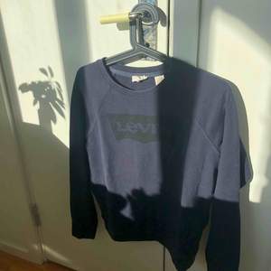 Mörkblå levis sweatshirt i lite tunnare material💘 sparsamt använd, frakt tillkommer💖