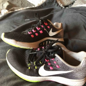  - Super sköna träningsskor från Nike. Storlek 36,5. Nike zoom. Använda ganska loket men endast inomhus, ser ut som nya. Nypris 899kr