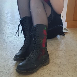 Dr Martins med brodyr 37/38 - Jättecoola Dr Martins kängor med broderade blommor. Lite slitna men hela, dragkedjorna är hela och alla blommor sitter kvar. Storlek 37 men passar mig som har 38, inte trånga. Läder. Finns i Göteborg och jag har Swish! 