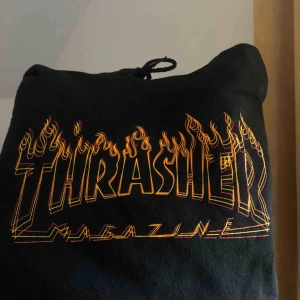  - Hoodie från Thrasher i toppskick, självklart äkta. Enligt mig deras snyggaste font med 3D-effekt. Nypris låg på 1199:-, vad jag kan hitta så säljs denna modell inte längre. Unisex!