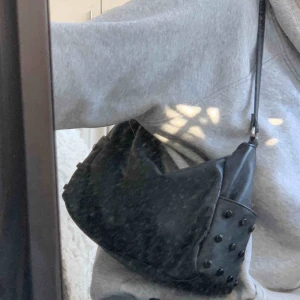  - Säljer min super coola axelväska, den är i svart läder och perfekt i storleken för en dag på stan eller en kväll på klubben. Det medföljer även ett längre band så man kan ha den crossover. Säljer för 150kr +frakt 💖💖