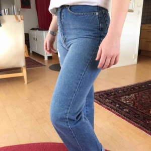  - Momjeans med tassavtryck, perfekt för den som älskar djur! Står ingen storlek i dem men skulle gissa på M men passar även xs och s beroende hur tajta man vill ha dem. Köpta second hand kanske två år sedan men de är i toppskick.