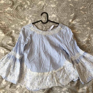  - Jättefin blus från zara men knytning på baksidan 💓 köpare står för frakt 💕