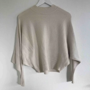  - Stickad, ribbad krämvit tröja från Zara i strl S men passar även XS/M. Alla lappar avklippta men bra använd kvalité och formar kroppen snyggt. Frakt står köpare för💗⚡️