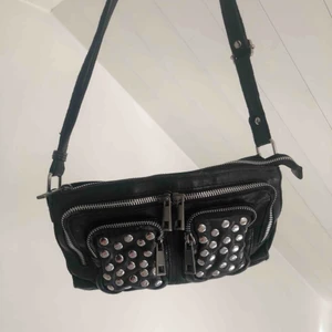 Nunoo väska - Min absoluta favorit väska som jag nu tvingas sälja. Passar i alla lägen då den är den perfekta storleken och har många användbara fack.