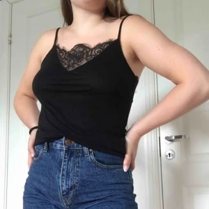  - Priset inklusive frakt! Svart linne med spets från cubus. 