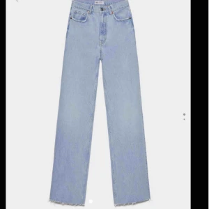 Zara jeans - Säljer dessa HELT NYA jeans från Zara med prislapp kvar. Priset är ink frakt å då får man spårbar frakt. Säljer då de var för små för mig.