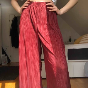  - Jättsköna och fina byxor från NA-KD. De är i storlek XS men är väldigt stora i storleken. Skulle säga att de är en S. De är långa och går ner till mina fötter (jag är 173). 